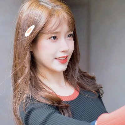 与一位女士合影